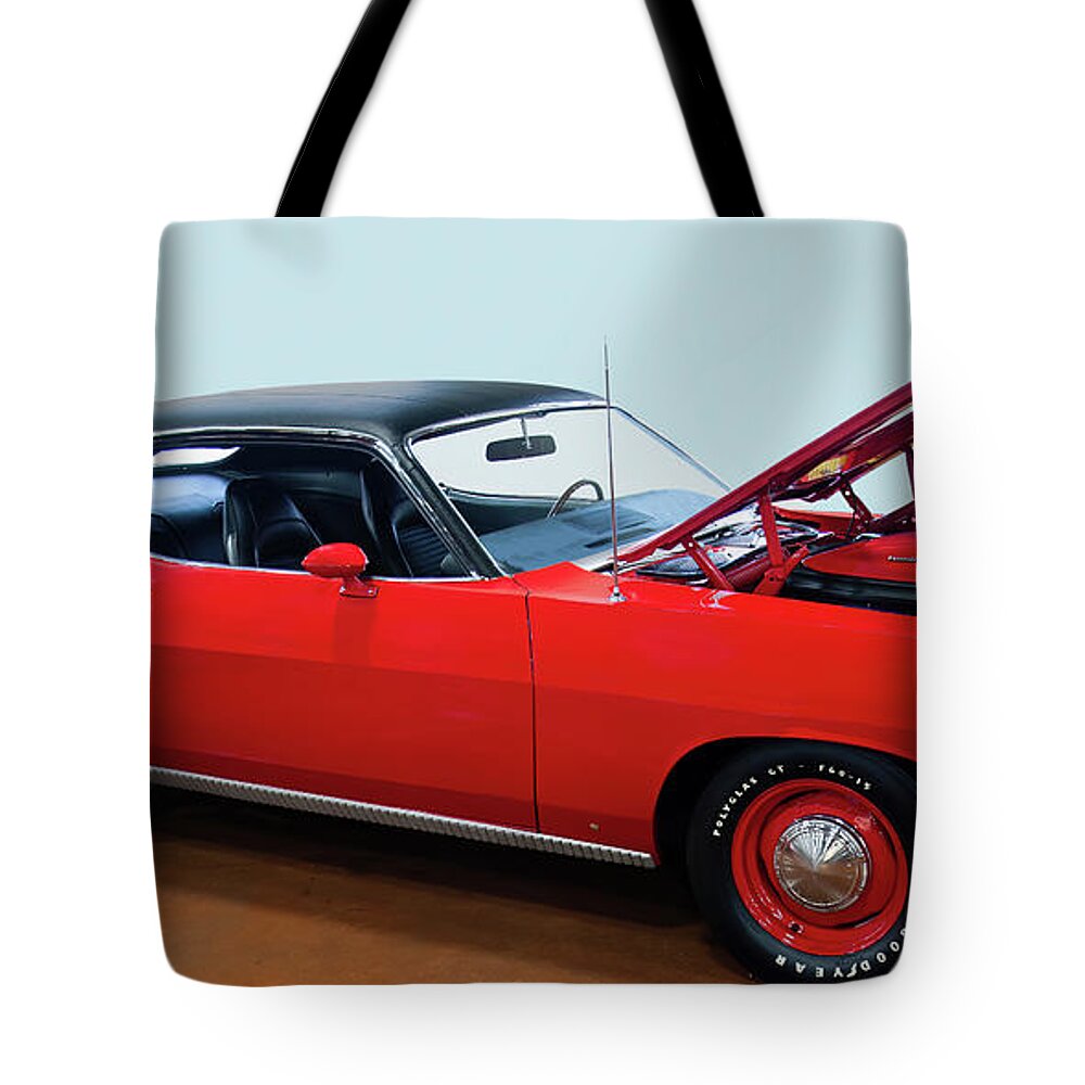 1970 Plymouth Hemi Cuda Tote Bag featuring the photograph 1970 Plymouth Hemi Cuda -002 by Flees Photos