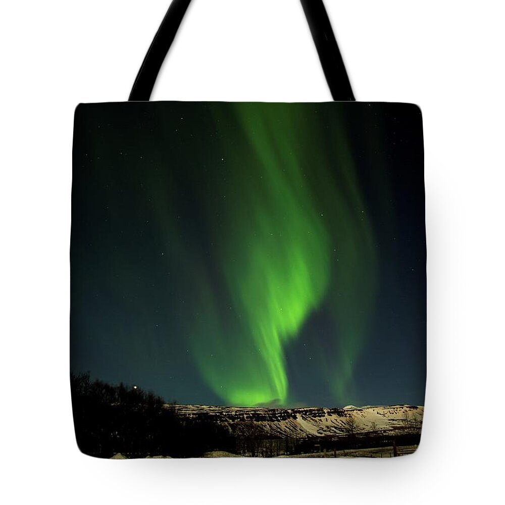 Northern Tote Bag featuring the photograph Aurora borealis #2 by Robert Grac