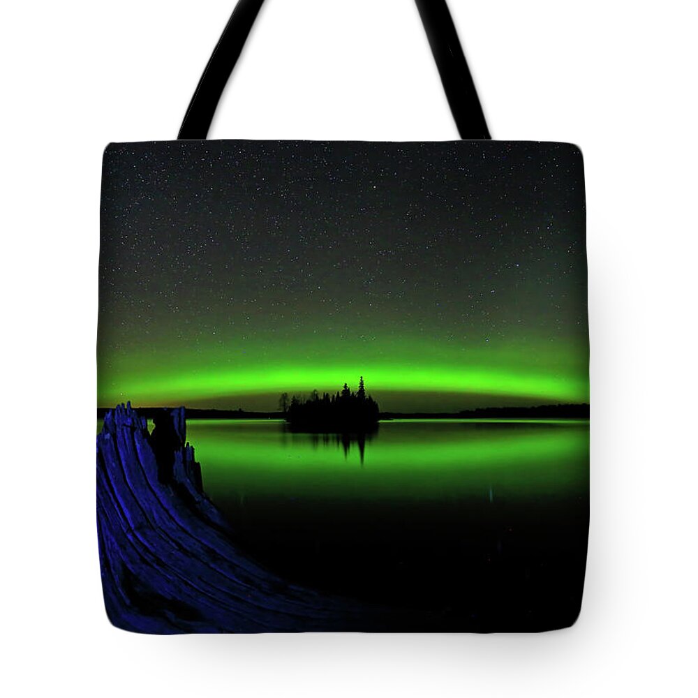 Northern Lights Tote Bag featuring the photograph Northern Lights over Boulder Lake #9 by Shixing Wen