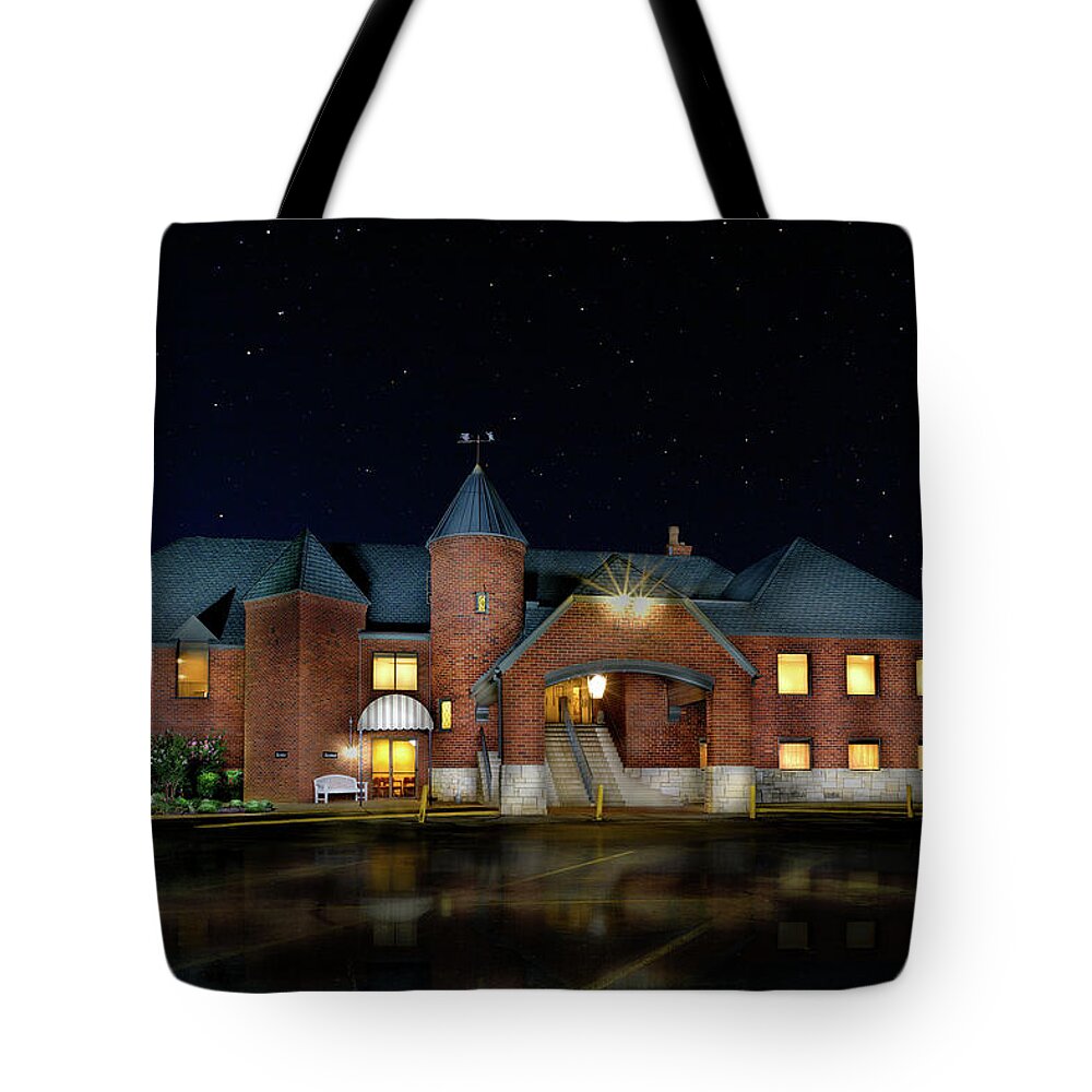 Club Tote Bag featuring the photograph Abilene Country Club Clubhouse by Steve Templeton