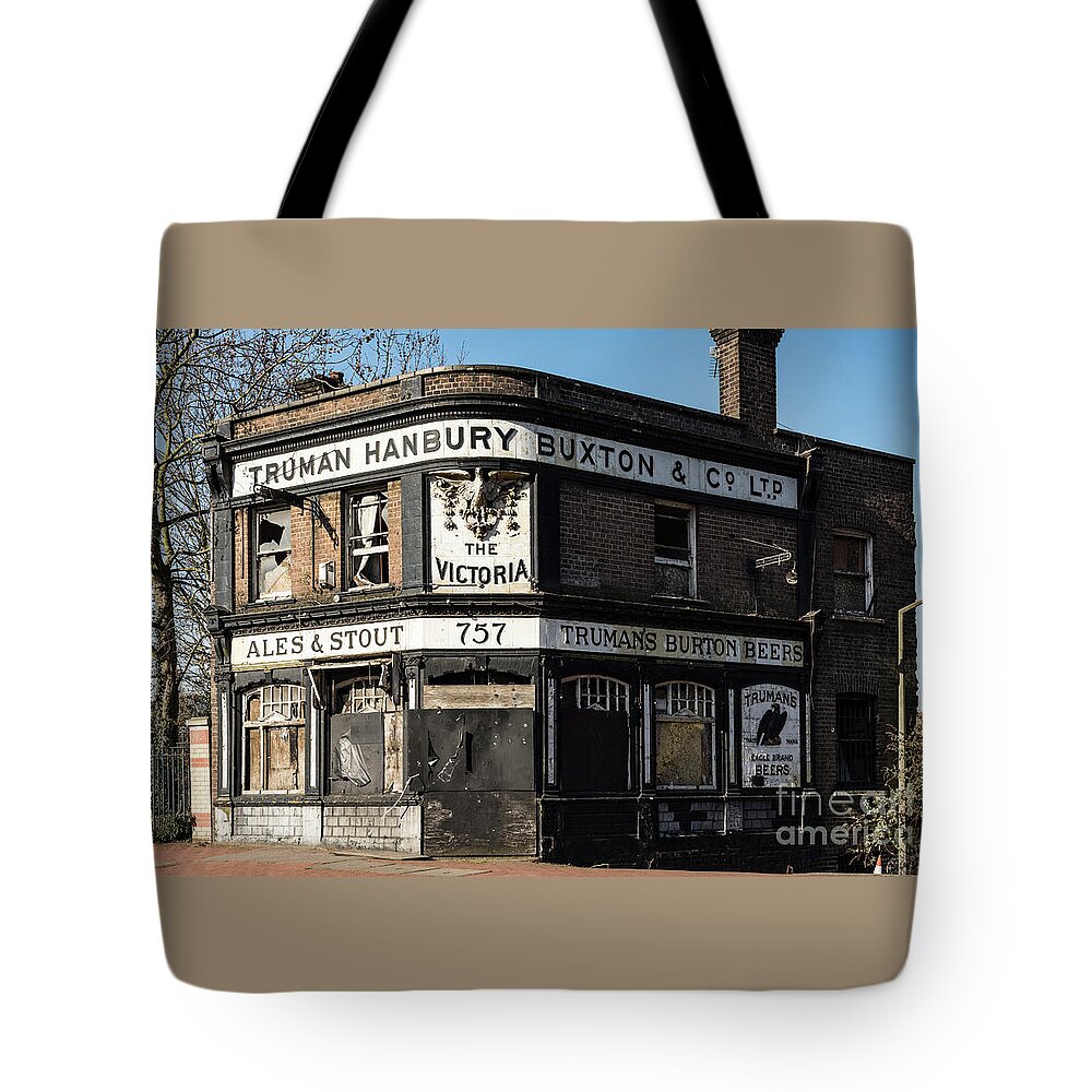 Horizontal Tote Bag featuring the photograph Forgotten Truman Pub by Catherine Sullivan