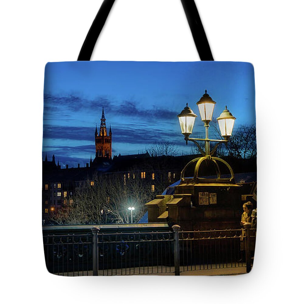 Cold Tote Bag featuring the photograph Freezing dusk on Kelvinbridge by Micah Offman