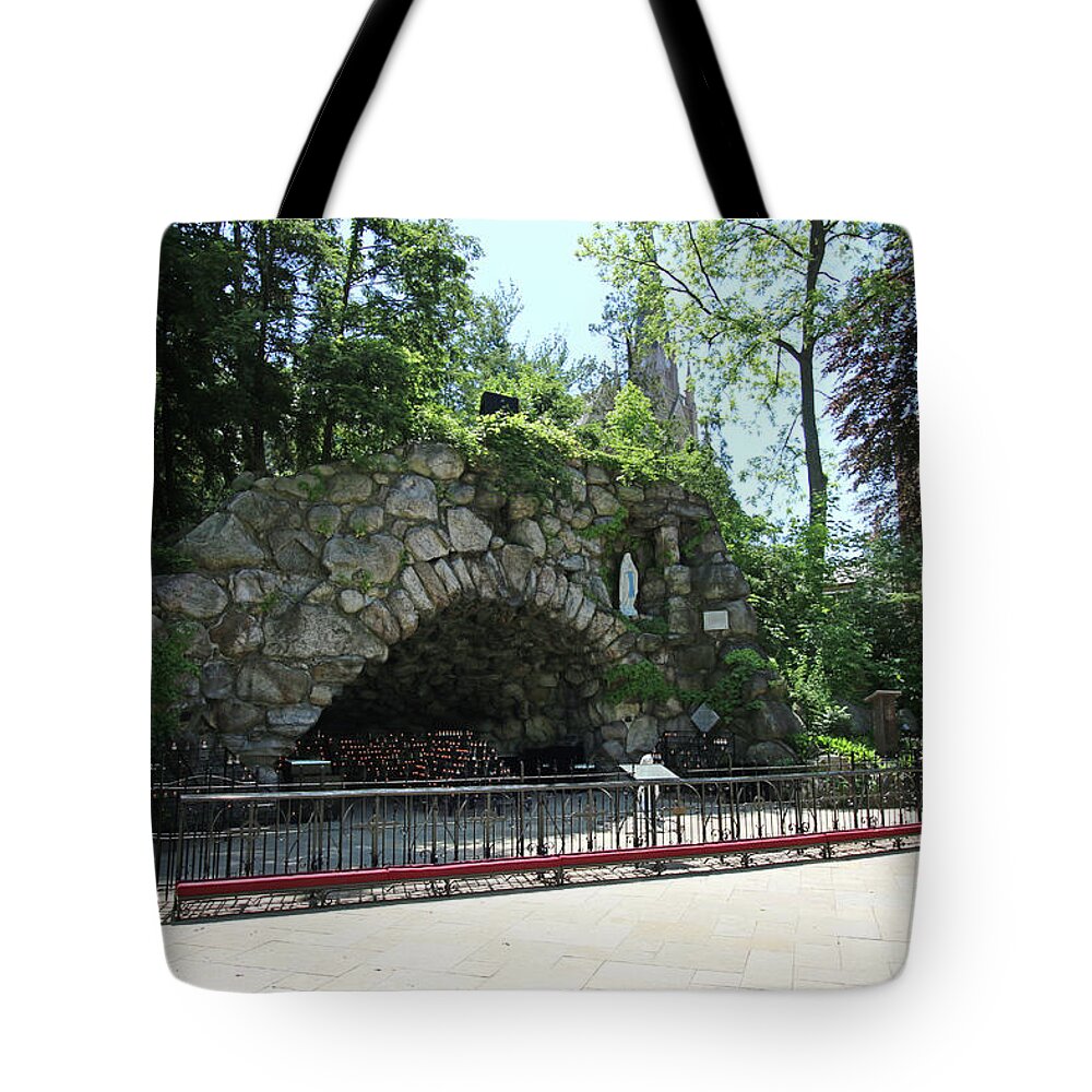University Of Notre Dame Tote Bag featuring the photograph Grotto of Our Lady of Lourdes University of Notre Dame 6951 by Jack Schultz