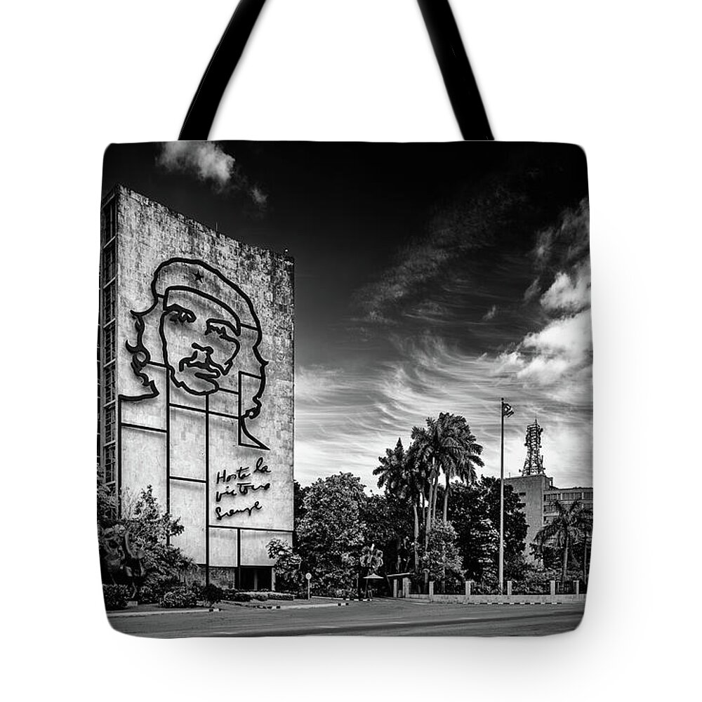 Black & White Tote Bag featuring the photograph Hasta La Victoria Siempre by Mike Schaffner