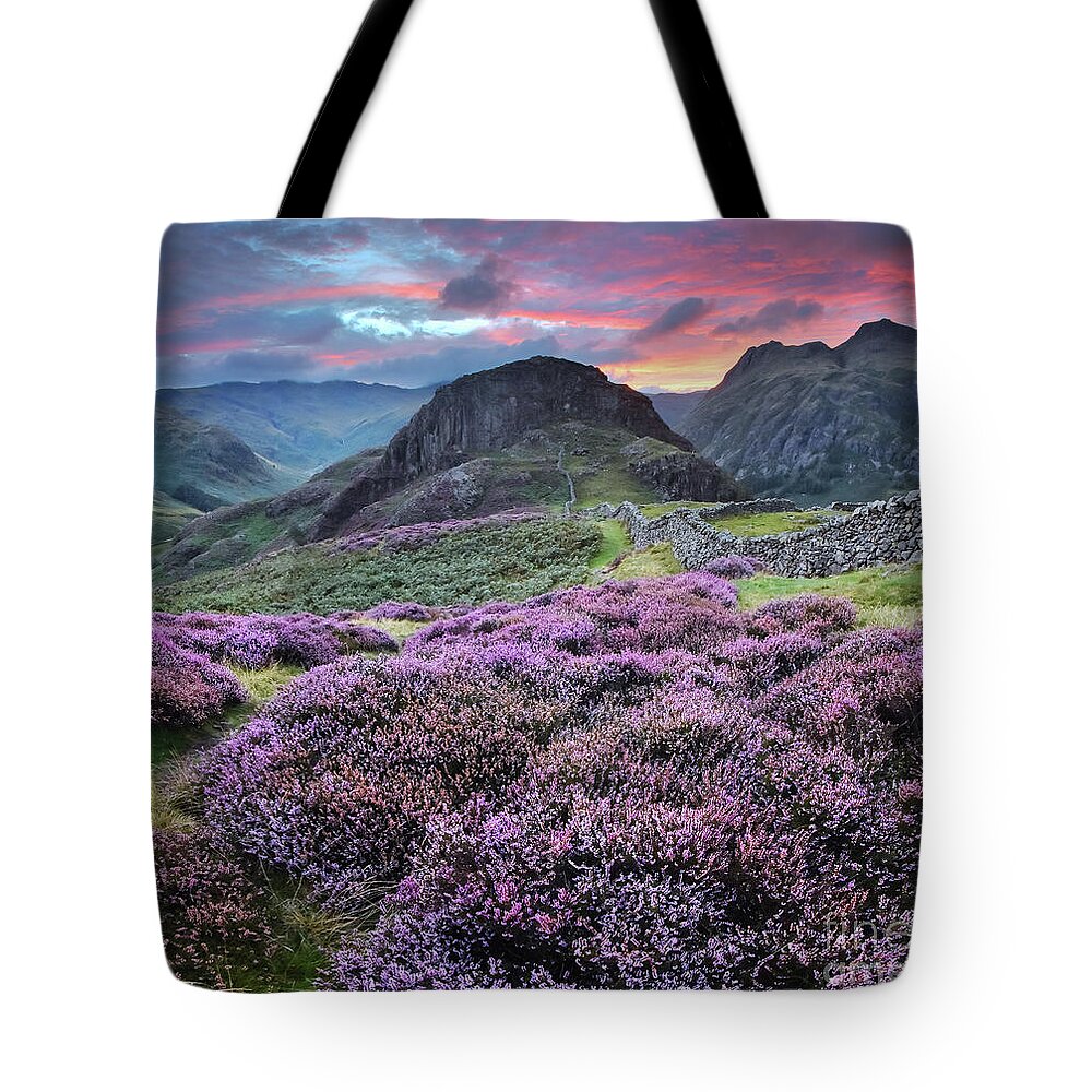 Sky Tote Bag featuring the photograph Lingmoor Fell 6.0 by Yhun Suarez