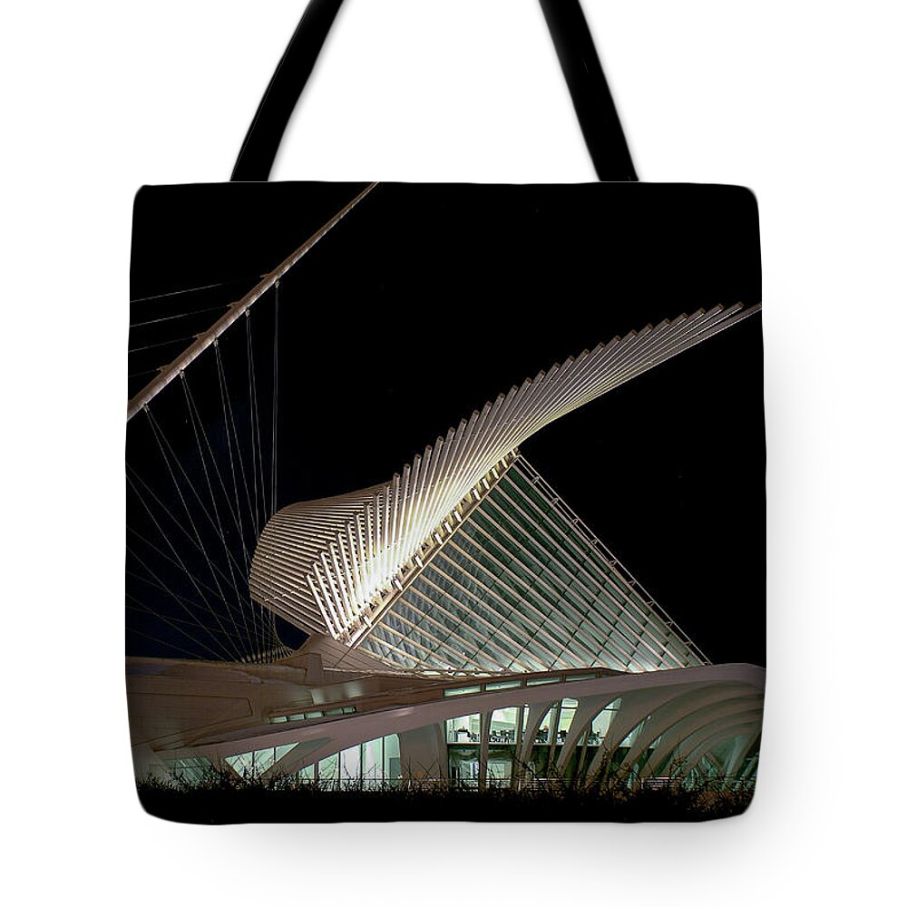 Burke Brise Soleil Tote Bag featuring the photograph Milwaukee Art Museum by Deb Beausoleil