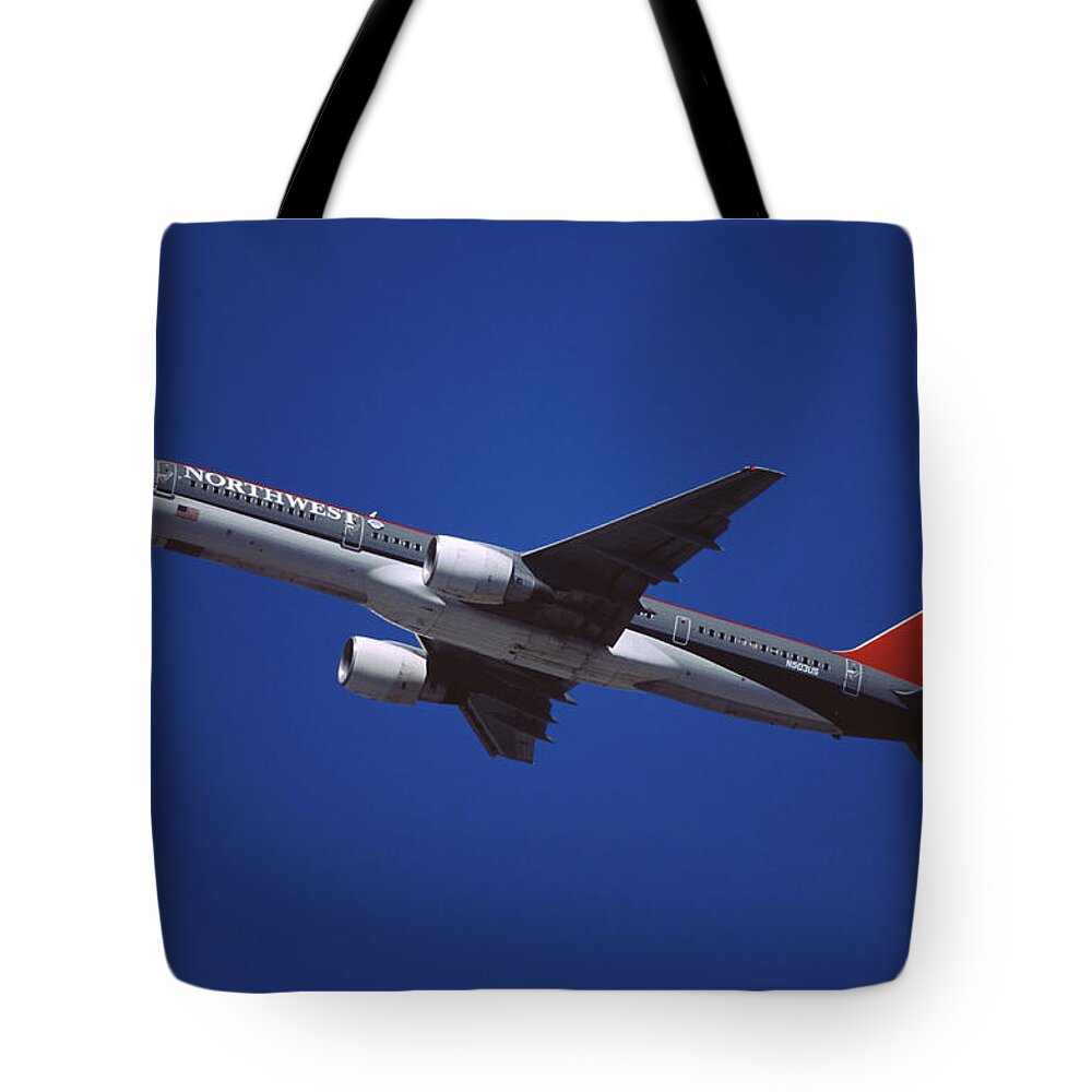 Northwest Airlines Tote Bag featuring the photograph Northwest Airlines Boeing 757-251 by Erik Simonsen