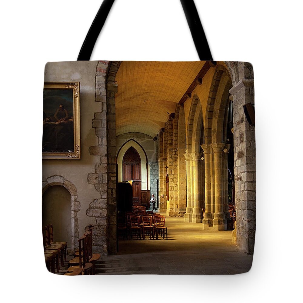 Rennes Tote Bag featuring the photograph Notre-Dame en Saint-Melaine by W Chris Fooshee