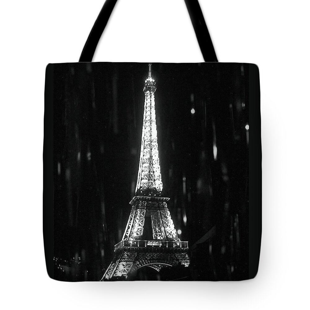 Paris In The Rain Tote Bag featuring the photograph Paris Sous la Pluie - Paris in the Rain by Susan Maxwell Schmidt