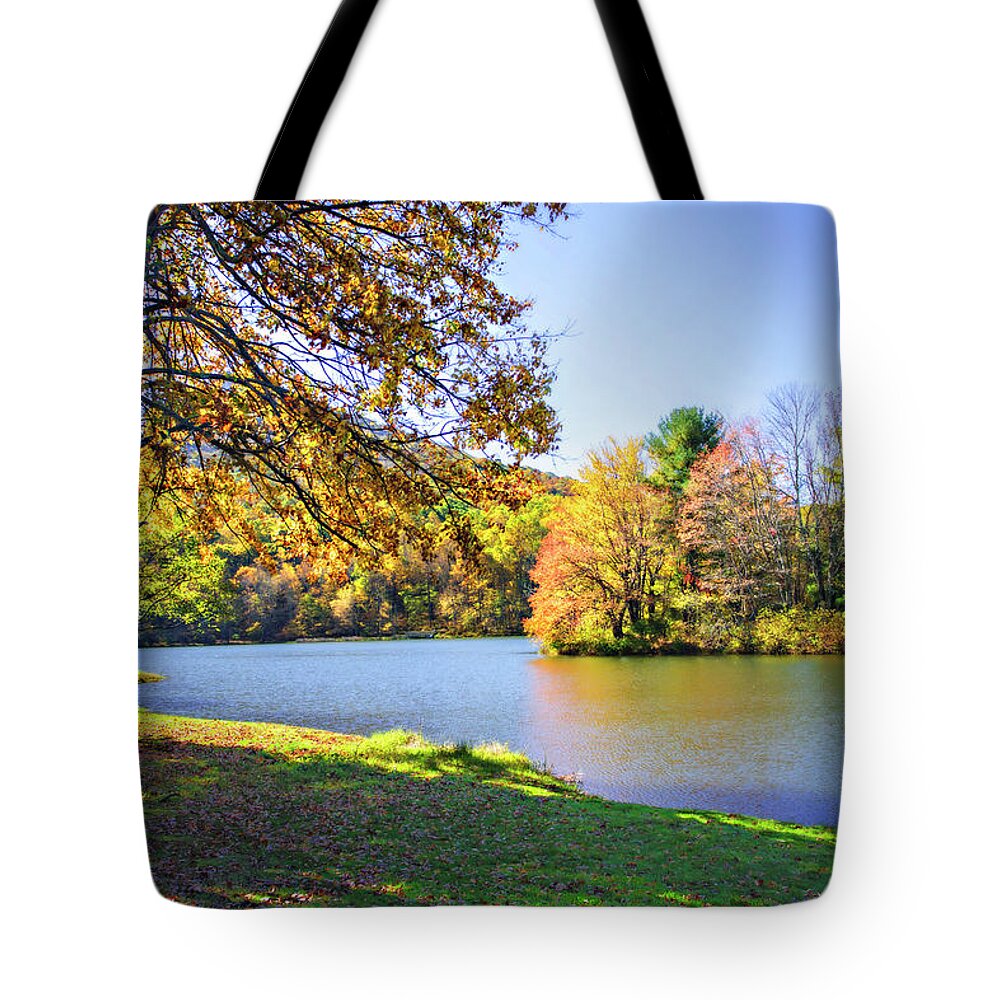 Color Tote Bag featuring the photograph Peaks of Otter Lake -2 by Alan Hausenflock