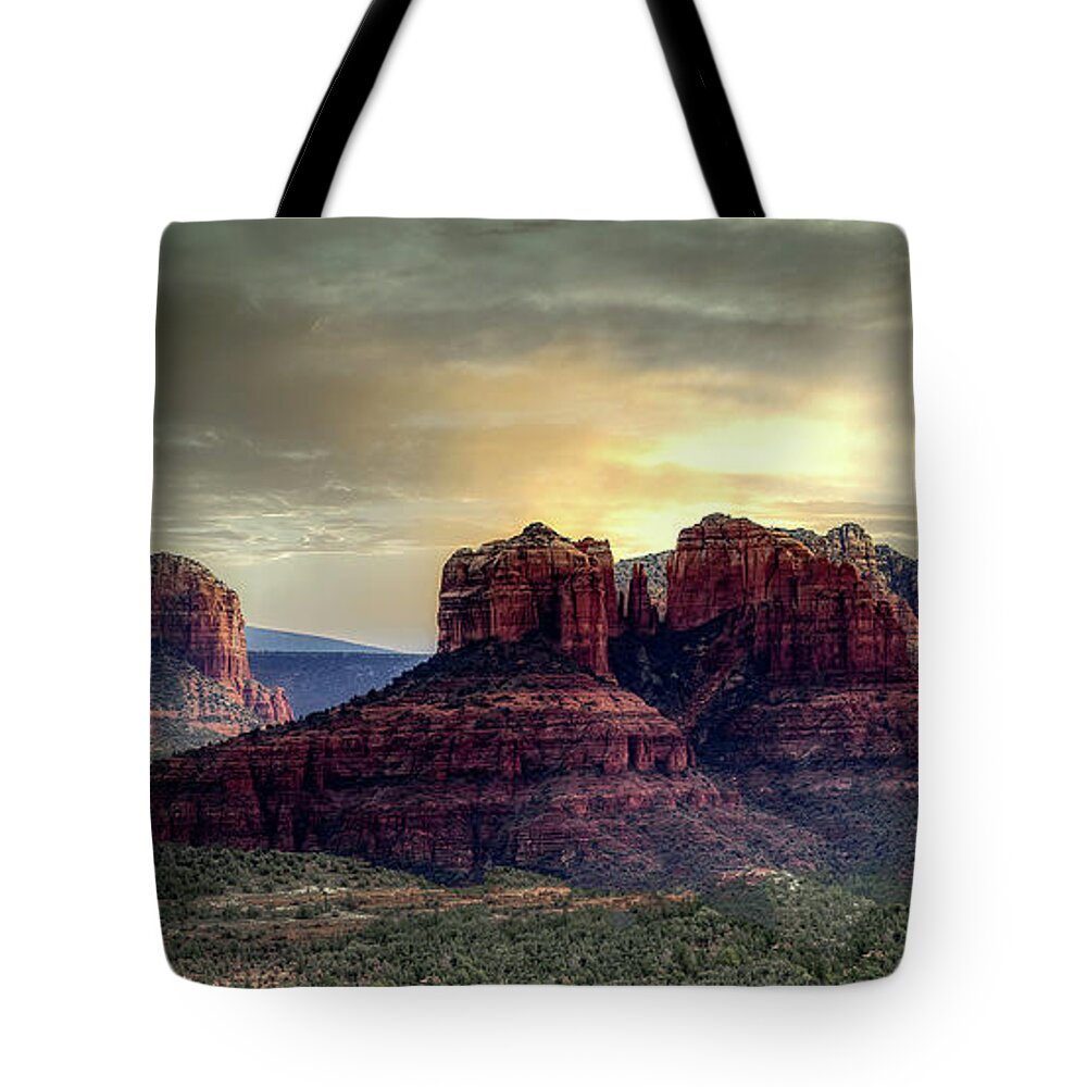 Sunset Tote Bag featuring the photograph Sedona by G Lamar Yancy