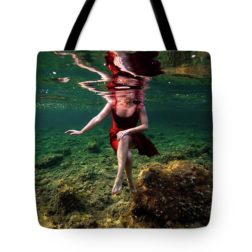 Underwater Tote Bag featuring the photograph Sitting by Gemma Silvestre