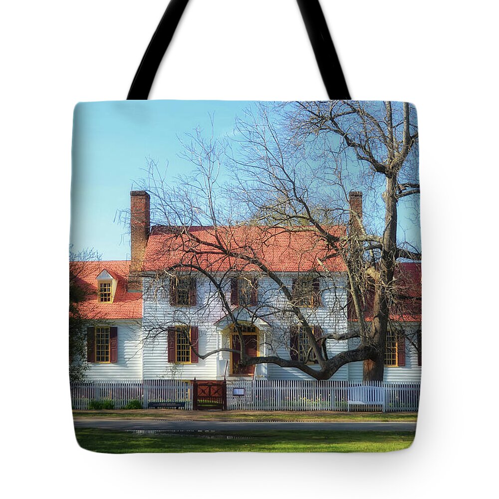 Williamsburg Tote Bag featuring the photograph St. George Tucker House by Lois Bryan