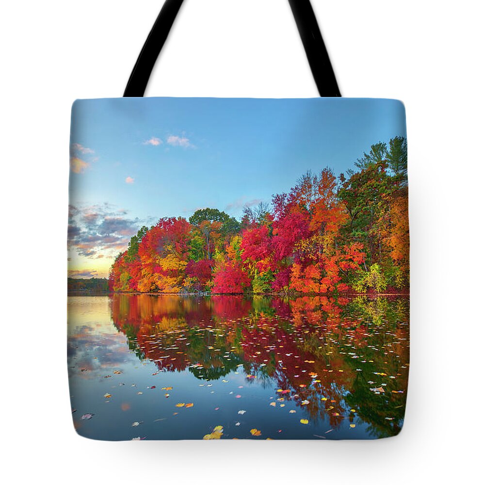 Sudbury Reservoir Tote Bag featuring the photograph Sudbury Reservoir by Juergen Roth