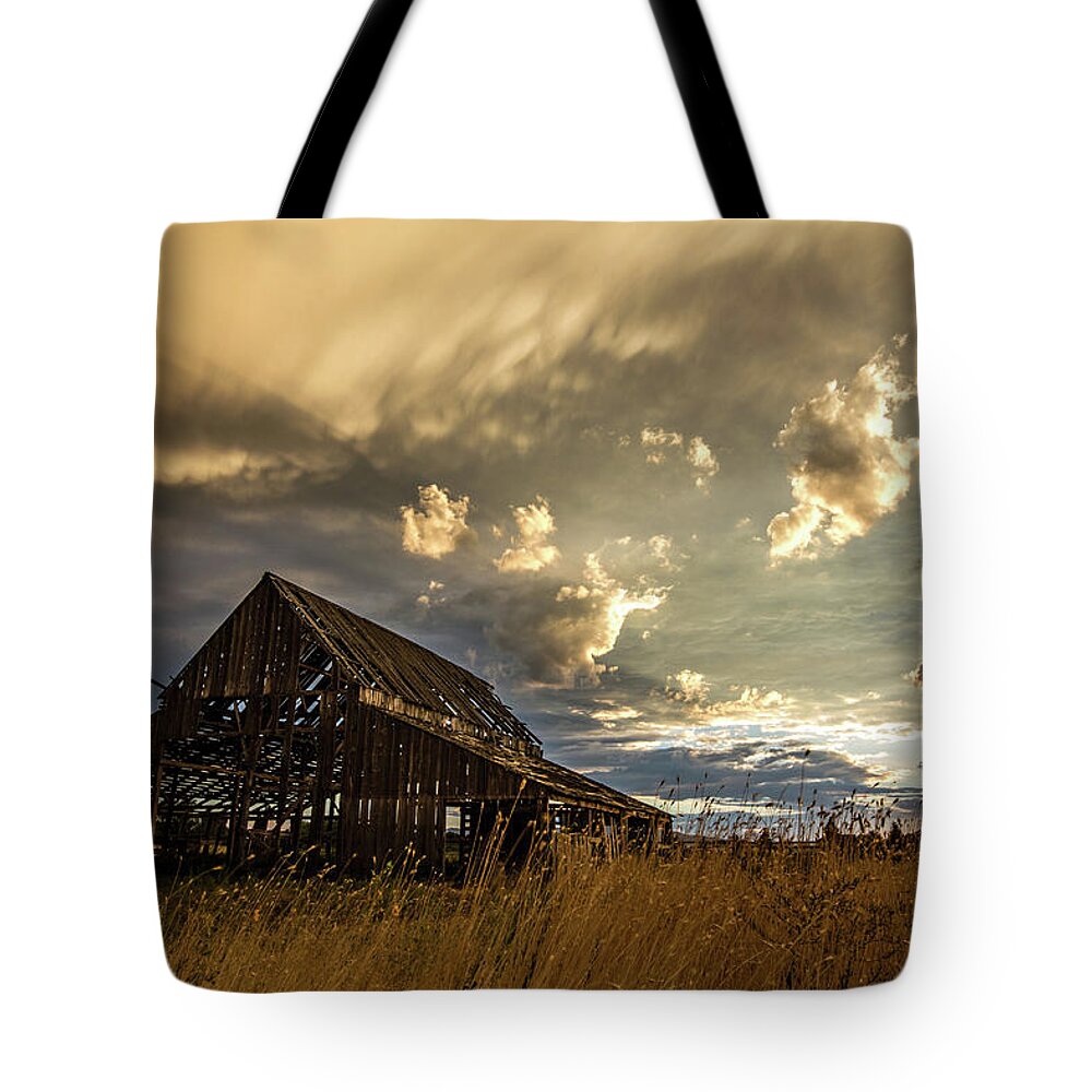 Barn Tote Bag featuring the photograph Sunset Flare at Mapleton Barn by Wesley Aston