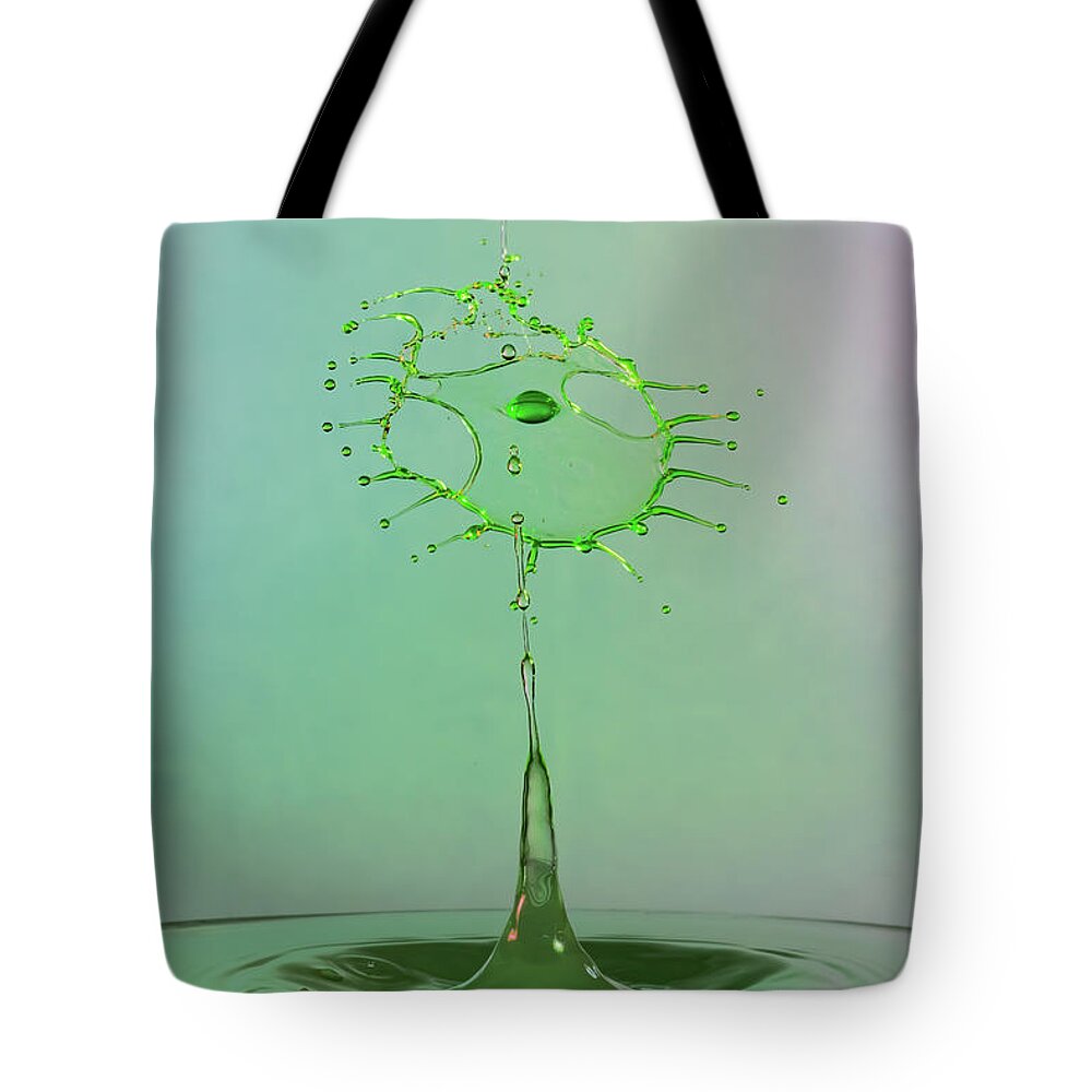 Abstract Tote Bag featuring the photograph The Big Green Splash by Sue Leonard
