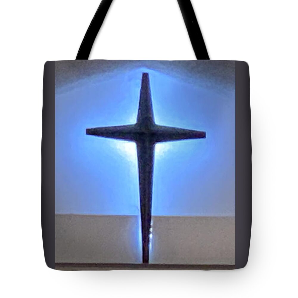 Cross Tote Bag featuring the photograph The Glow of Peace by Lee Darnell