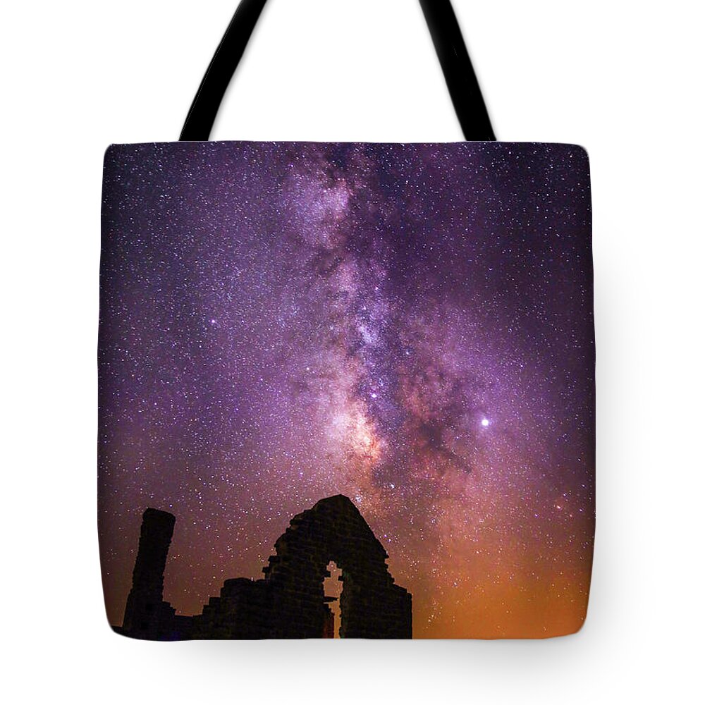 Fort Griffin Tote Bag featuring the photograph The Milky Way Rises by KC Hulsman