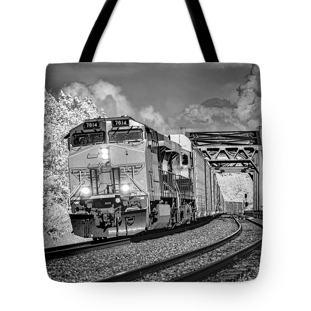Railroad Tote Bag featuring the photograph Union Pacific 7814 at Brewerville IL by Jim Pearson
