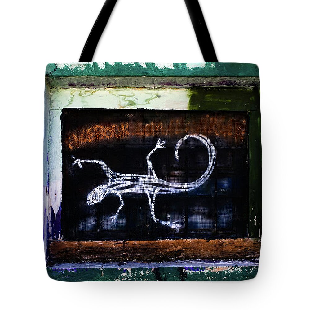 Gecko Tote Bag featuring the photograph Urban Gecko by Gary Browne