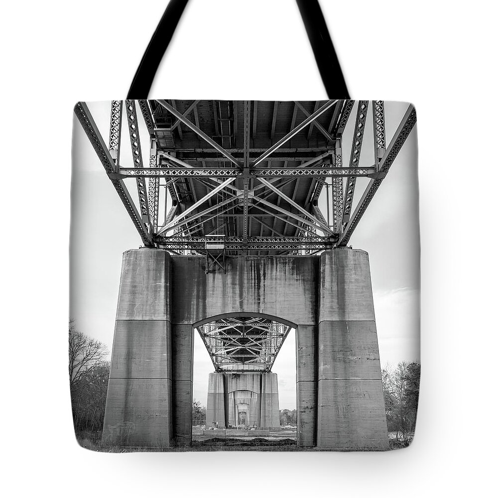 Bourne Tote Bag featuring the photograph Vanishing Point by David Lee