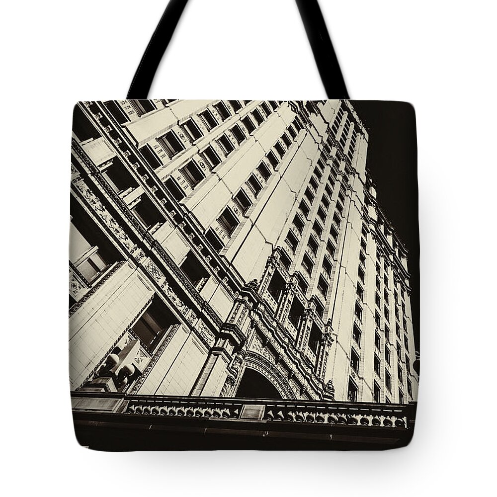 Chicago Tote Bag featuring the photograph Wendella by Andrew Paranavitana