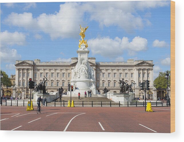 London Wood Print featuring the photograph Buckingham Palace in London #1 by Dutourdumonde Photography