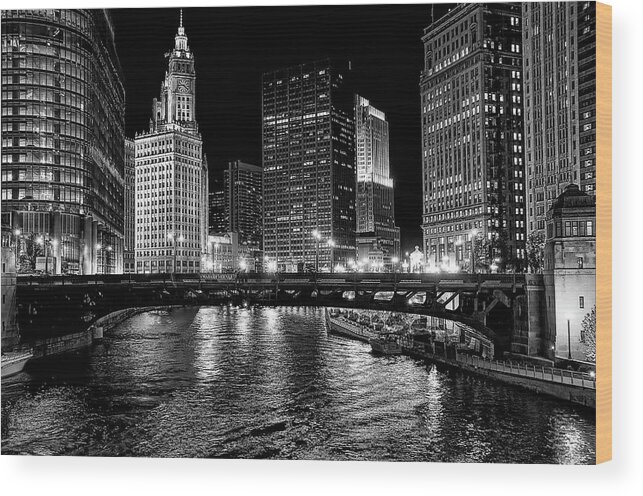 Bw Wood Print featuring the photograph Chicago River #1 by Jeff Lewis