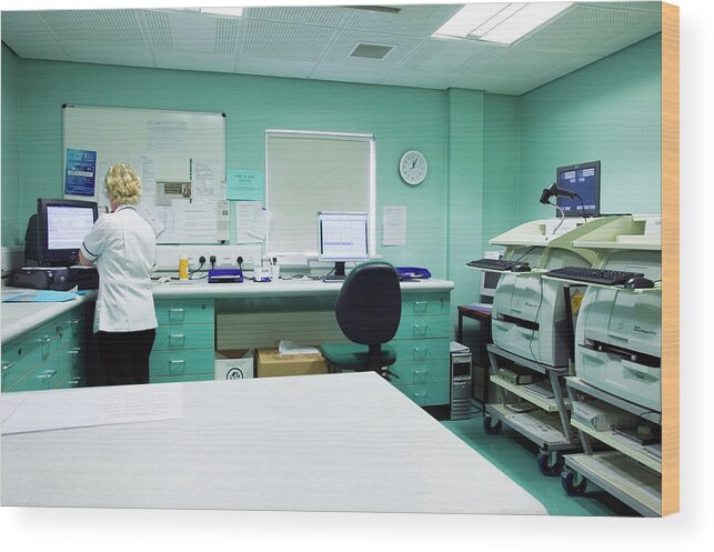 Computer Wood Print featuring the photograph Radiology Department #1 by Gustoimages/science Photo Library