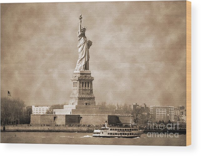 Bw Wood Print featuring the photograph Vintage statue of Liberty #1 by RicardMN Photography