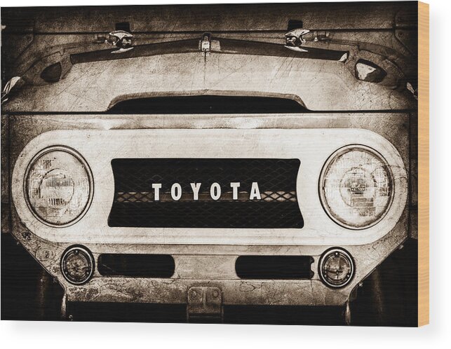1969 Toyota Fj-40 Land Cruiser Grille Emblem Wood Print featuring the photograph 1969 Toyota FJ-40 Land Cruiser Grille Emblem -0444s by Jill Reger