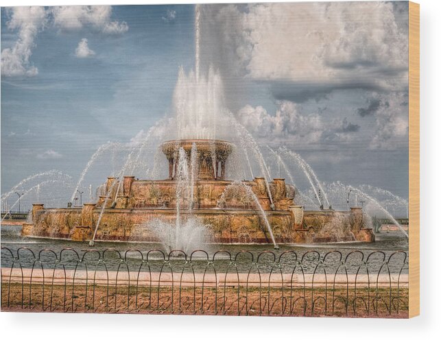 Illinois Wood Print featuring the photograph Buckingham Fountain by George Strohl