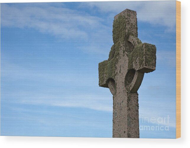 Celtic Cross Wood Print featuring the photograph Celtic Cross Iona Scotland by Liz Leyden