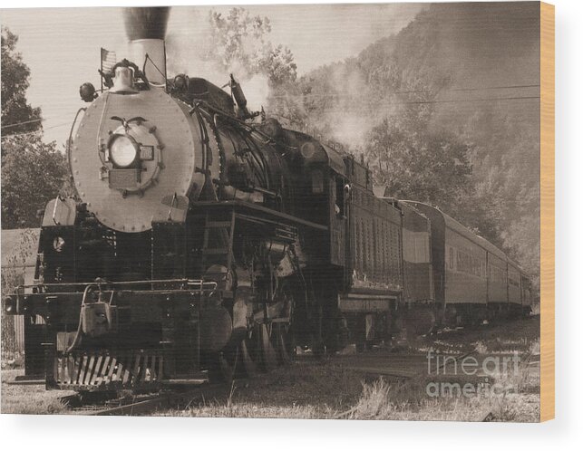 Trains Wood Print featuring the photograph Coming Around The Mountain by Richard Rizzo