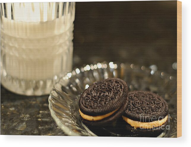 Cookies Wood Print featuring the photograph Midnight Snack by Lois Bryan