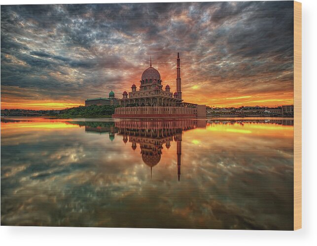 Dawn Wood Print featuring the photograph Putra Mosque At Dawn by Ssphotography