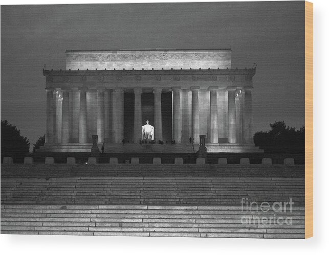 Lincoln Memorial Wood Print featuring the photograph The Glow of Leadership by Andrew Romer