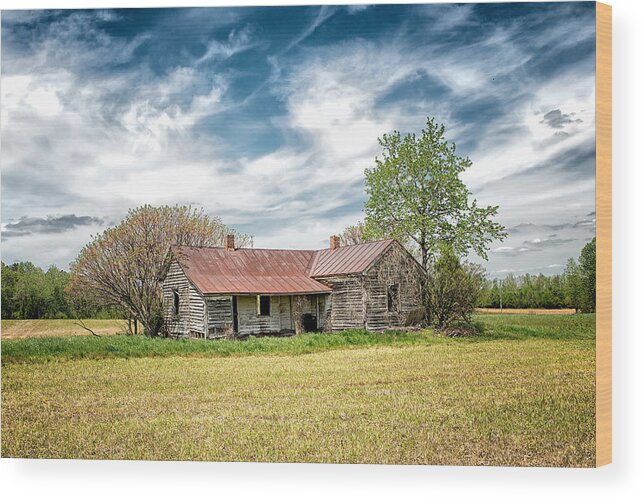Abandoned Farmhouse Wood Print featuring the photograph This Old House by Victor Culpepper