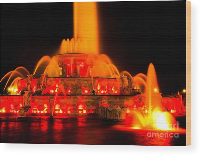 Buckingham Wood Print featuring the photograph Buckingham Fountain at Night in Chicago by Paul Velgos