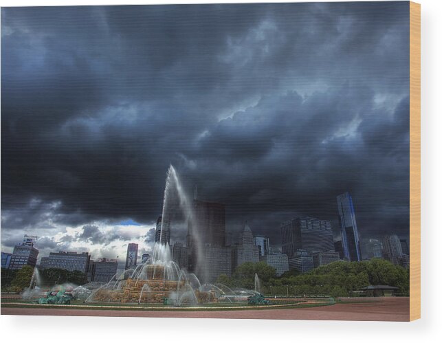 Buckingham Fountain Wood Print featuring the photograph Buckingham Fountain Storm by Shawn Everhart