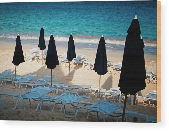 Elbow Beach Wood Print featuring the photograph Elbow Beach Umbrellas by Tom Singleton