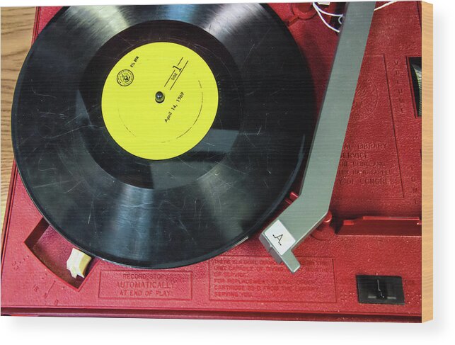 Record Player Wood Print featuring the photograph 8 RPM Record Player by Gary Slawsky