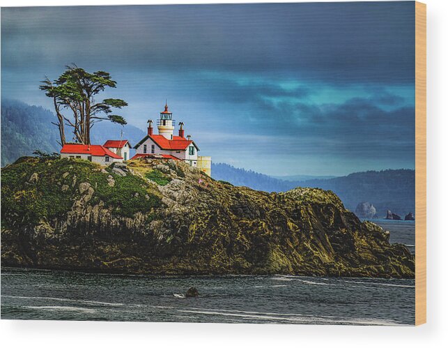 attery Point Lighthouse Wood Print featuring the photograph Battery Point Lighthouse by Janis Knight