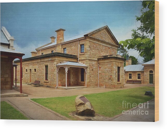 Beechworth Wood Print featuring the photograph Beechworth Courthouse by Stuart Row