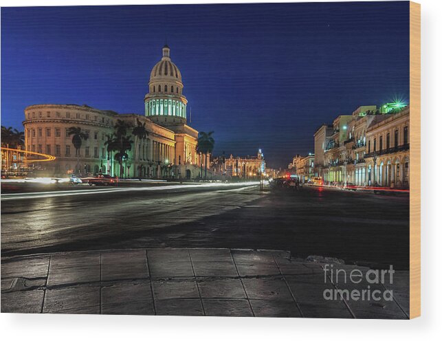 Cuba Wood Print featuring the photograph Capitalinas noches by Jose Rey