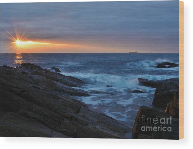 Sunrise At Fort Williams Wood Print featuring the photograph Casco Bay by Paul Noble