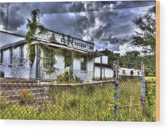 Abandoned Buildings Wood Print featuring the photograph Edisto Packers by Harry B Brown