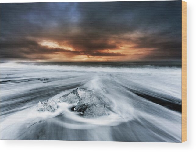Iceland Wood Print featuring the photograph Frosty beach by Jorge Maia