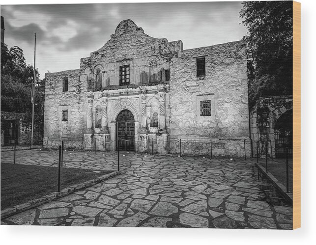 America Wood Print featuring the photograph Historic Alamo Mission - San Antonio Texas - Black and White by Gregory Ballos