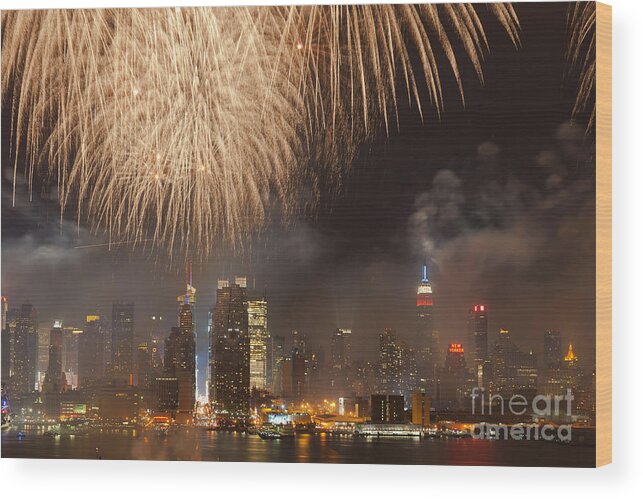 Clarence Holmes Wood Print featuring the photograph Hudson River Fireworks VI by Clarence Holmes